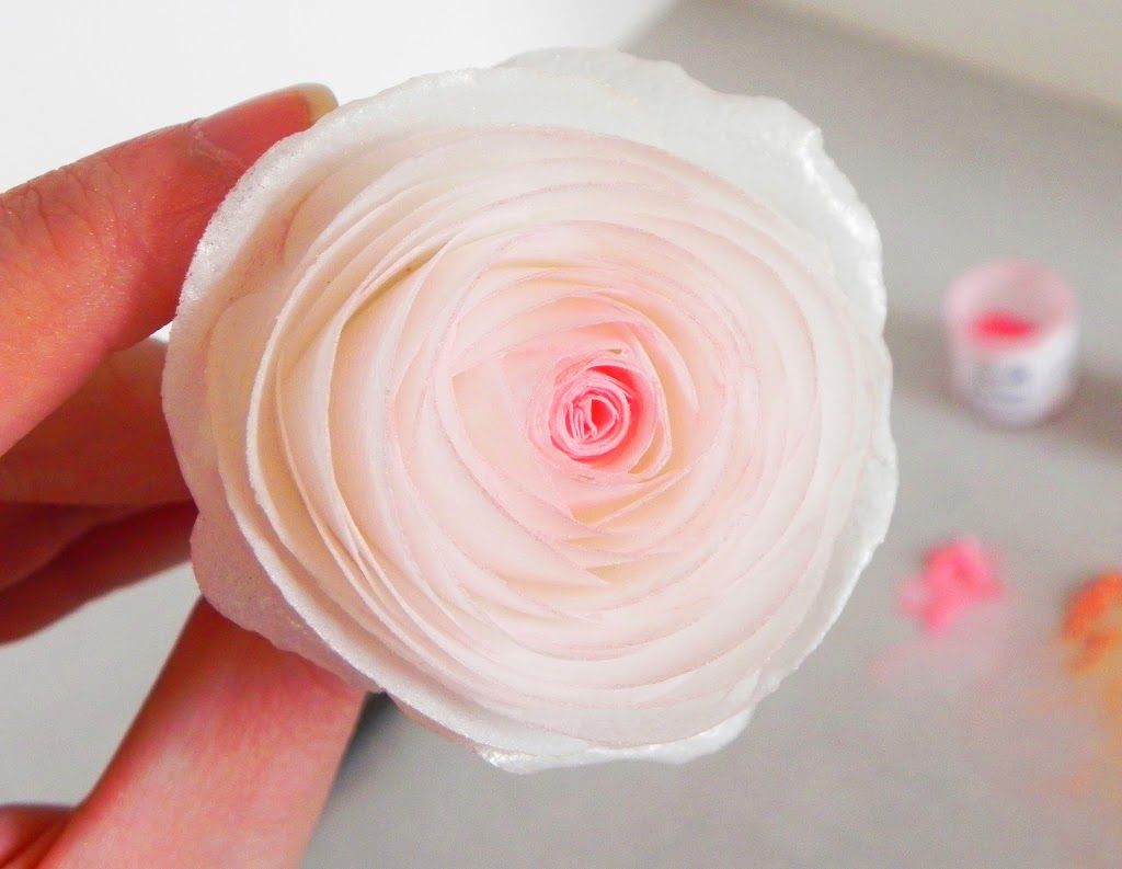 Горшочек с розами из окрашенной бумаги